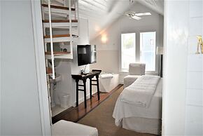 Simonton Court Historic Inn & Cottages