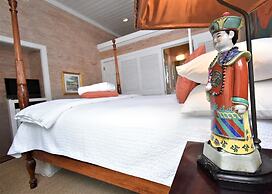 Simonton Court Historic Inn & Cottages