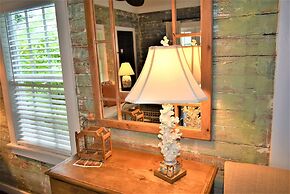 Simonton Court Historic Inn & Cottages