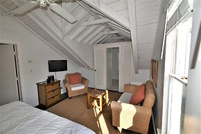 Simonton Court Historic Inn & Cottages