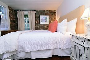 Simonton Court Historic Inn & Cottages