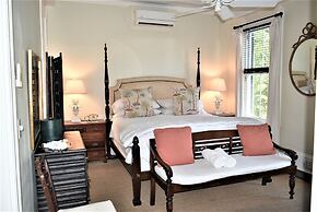 Simonton Court Historic Inn & Cottages