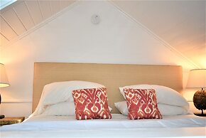 Simonton Court Historic Inn & Cottages