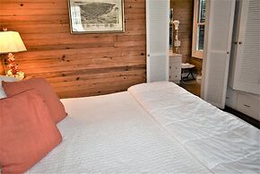 Simonton Court Historic Inn & Cottages