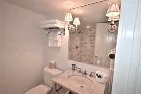 Simonton Court Historic Inn & Cottages