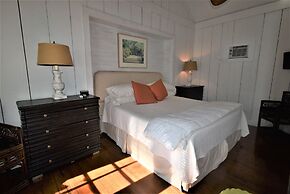 Simonton Court Historic Inn & Cottages