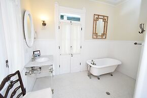 Simonton Court Historic Inn & Cottages