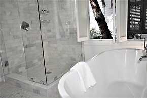 Simonton Court Historic Inn & Cottages