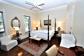 Simonton Court Historic Inn & Cottages