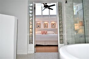 Simonton Court Historic Inn & Cottages