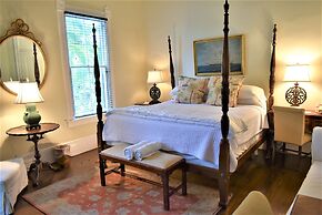 Simonton Court Historic Inn & Cottages