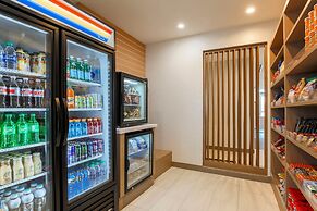 Holiday Inn Express & Suites Chicago O'Hare Airport by IHG