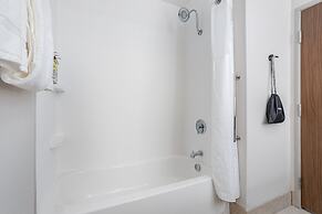 Holiday Inn Express & Suites Elkhart North by IHG