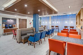 Holiday Inn Express & Suites Elkhart North by IHG