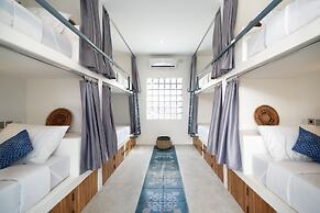 Seaesta Komodo Hotel & Hostel