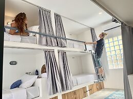 Seaesta Komodo Hotel & Hostel