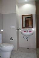 Law Ka Thit Sar Hotel - Hostel