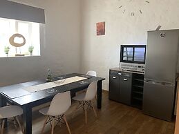 Valtisya House Pool & Airport