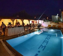 Hubble Bubble Suit Hotel