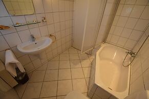 Tolstov-Hotels Generous 3 Room Apartment
