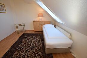 Tolstov-Hotels Generous 3 Room Apartment