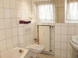 Tolstov-Hotels Generous 3 Room Apartment