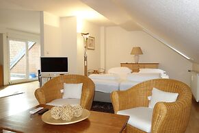 Tolstov-Hotels Generous 3 Room Apartment