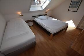 Tolstov-Hotels Generous 3 Room Apartment