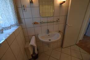 Tolstov-Hotels Generous 3 Room Apartment