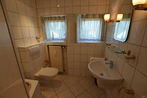 Tolstov-Hotels Generous 3 Room Apartment