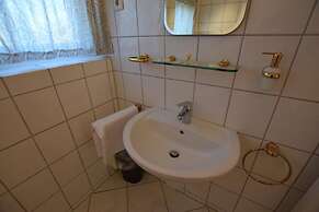 Tolstov-Hotels Generous 3 Room Apartment