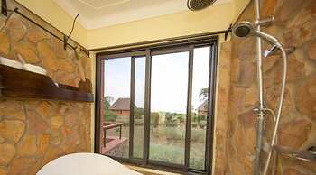 Ihamba Lakeside Safari Lodge