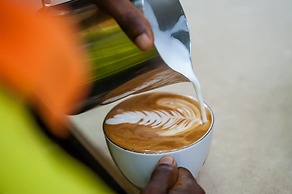 Ihamba Lakeside Safari Lodge