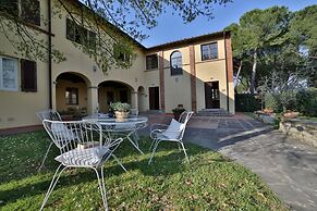 Fattoria Pagnana suites and pool