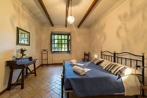 Fattoria Pagnana suites and pool