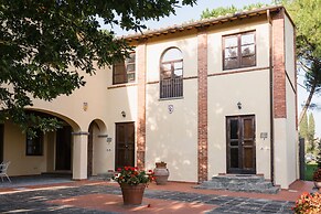 Fattoria Pagnana suites and pool