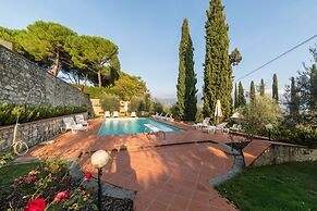 Fattoria Pagnana suites and pool