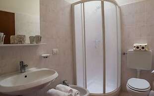 Fattoria Pagnana suites and pool