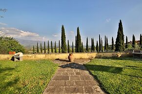 Fattoria Pagnana suites and pool