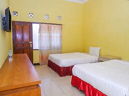 OYO 898 Joglo Family Hotel & Homestay