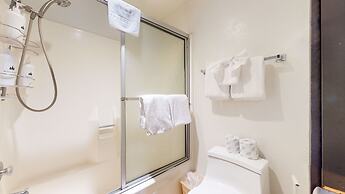 Summit #57 1 Bedroom Condo by RedAwning