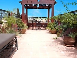 Riad Le Dromadaire Bleu by Weekome