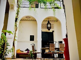 Riad Le Dromadaire Bleu by Weekome