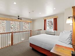 Bluff Dwellings Resort