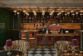 Lafayette Hotel & Club