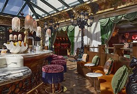 Lafayette Hotel & Club