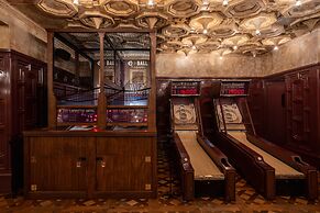 Lafayette Hotel & Club