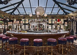 Lafayette Hotel & Club