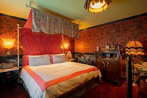 Lafayette Hotel & Club