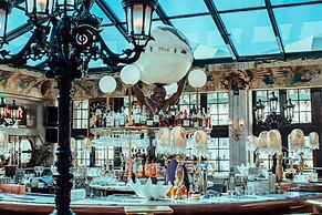 Lafayette Hotel & Club